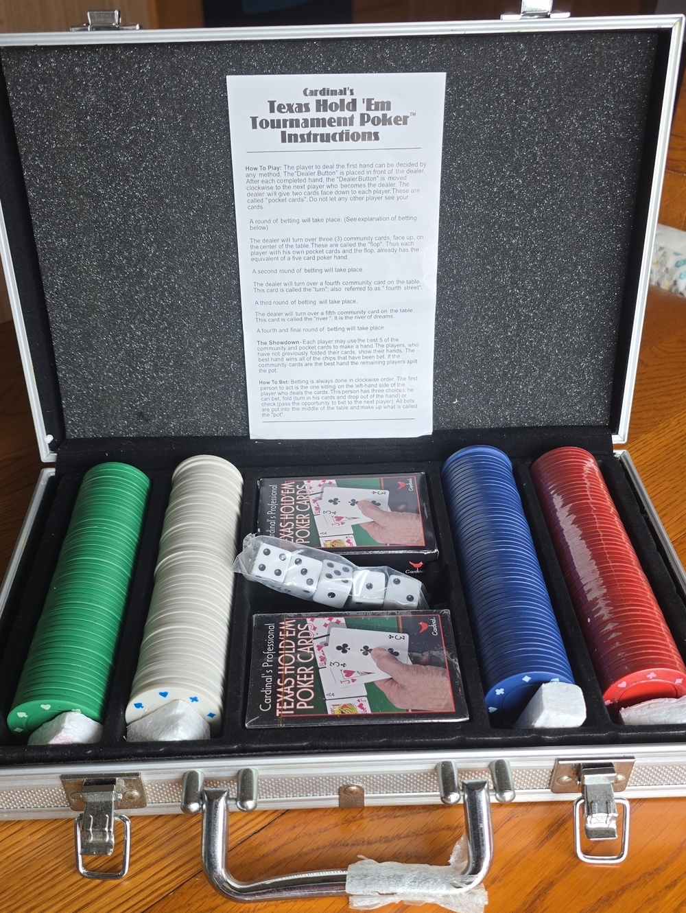 Cardinal Texas Hold 'Em Poker Chip Set with Green, White, Blue & Red Chips